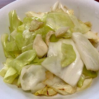 食欲が湧くキャベツとにんにくの炒め物